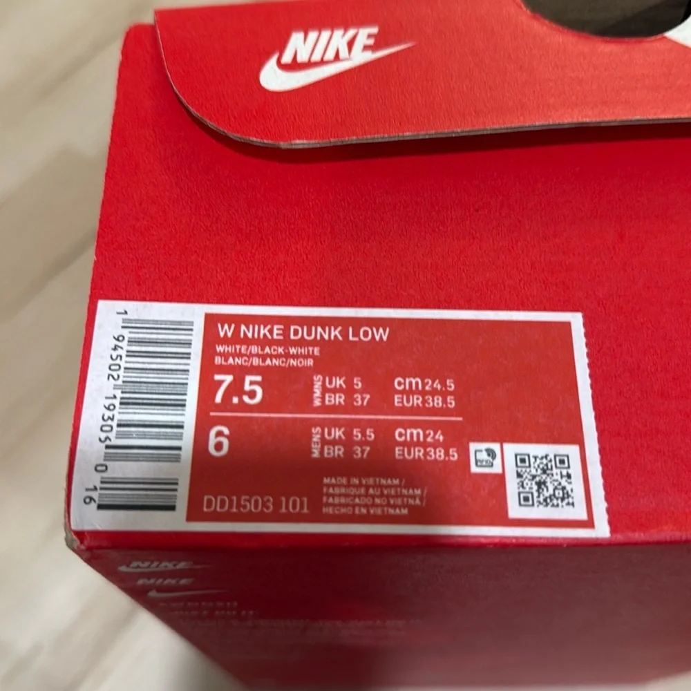 Nike Dunk Low - Picture 4 of 5